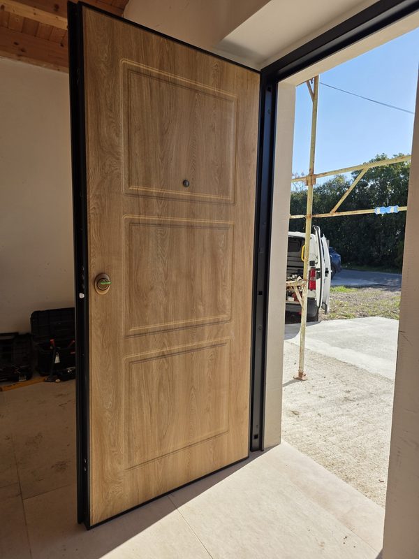 Porta blindata finitura rovere installazione Domea