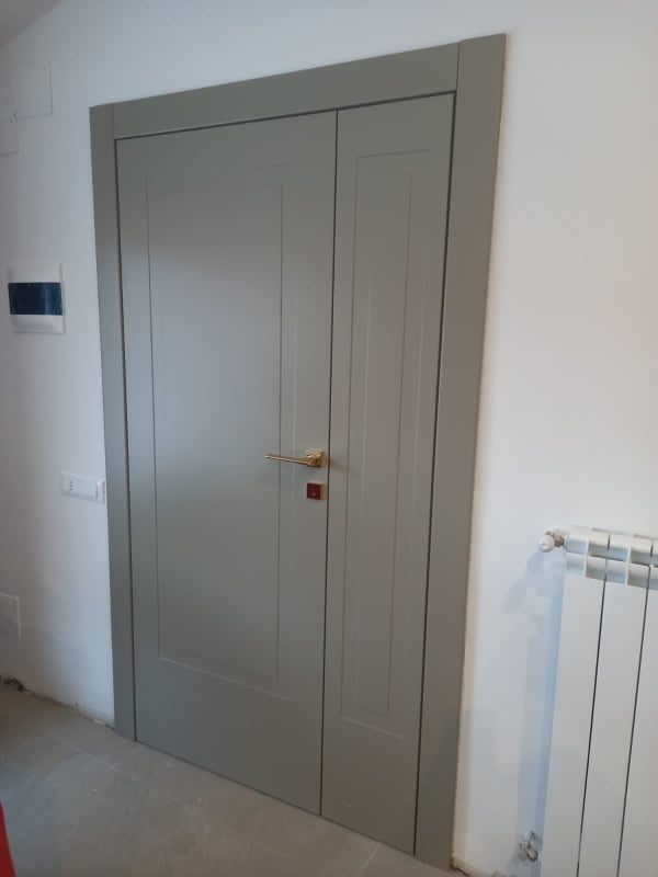 Porta interna laccata grigia doppio battente maniglia oro
