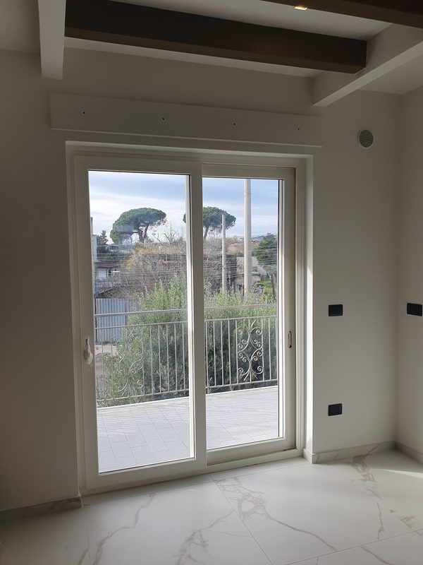 Portafinestra PVC bianca con vista balcone Pompei