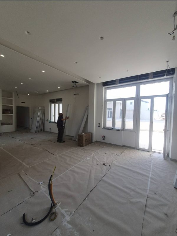 Posa in opera infissi e porte interne cantiere ristrutturazione